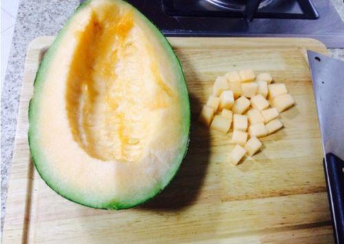 小班吃哈密瓜文案,哈密瓜美味之旅