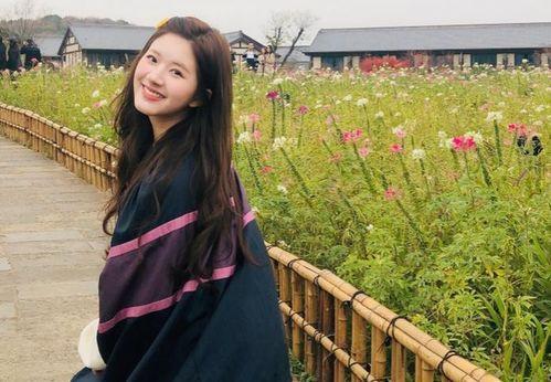 女主发疯吃瓜,女主的疯狂吃瓜之旅